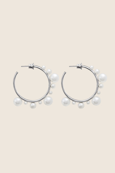 Discover the elegant and expressive hoop earrings adorned with natural pearls of varying sizes by UMIAR Jewellery. Their unique design makes them not only a beautiful accessory but also a bold statement piece in your look. Wear them on their own or paired with GEMINA inserts. Handcrafted from noble materials — 925 sterling silver and 24k gold-plated sterling silver. Find your unique style today!