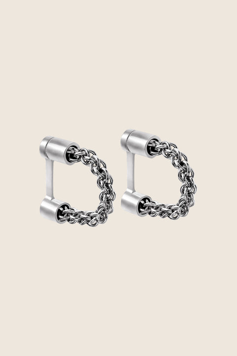 UMIAR Jewellery presents elegant cufflinks finished with a chain made of densely woven links. The decorative element measures 45 mm, making them a perfect accessory for men’s, women’s or wedding shirts, adding style and refinement to any formal look. Handcrafted from 925 sterling silver or 24k gold-plated silver. The perfect choice for special occasions!