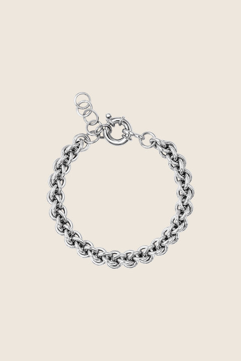 Discover the COMO chain bracelet from UMIAR Jewellery’s WIĘZI collection — hand-woven from hundreds of delicate links for a unique, artisanal look. Crafted from 925 sterling silver or 24k gold-plated silver. A unisex design inspired by connection, harmony and traditional craftsmanship.