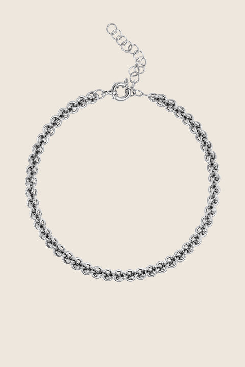 Discover the COMO necklace from UMIAR Jewellery — a hand-woven chain made from hundreds of delicate links. Entirely crafted by hand in 925 sterling silver or 24k gold-plated silver, it reflects our passion and precision in every detail. Part of the WIĘZI collection, it symbolises connection, unity and the beauty of traditional craftsmanship.