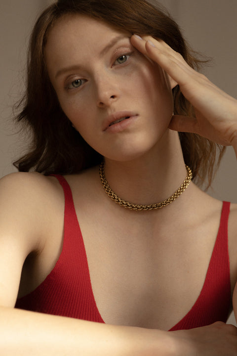 Discover the COMO necklace from UMIAR Jewellery — a hand-woven chain made from hundreds of delicate links. Entirely crafted by hand in 925 sterling silver or 24k gold-plated silver, it reflects our passion and precision in every detail. Part of the WIĘZI collection, it symbolises connection, unity and the beauty of traditional craftsmanship.