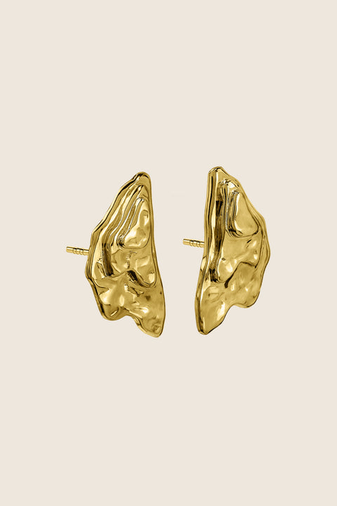 Discover the CAPRI collection by UMIAR jewellery. These exquisite stud earrings, handcrafted from precious materials, draw inspiration from the topography of Monte Solaro and the surrounding hills of Capri. Their irregular, three-layered contour texture gives them both depth and character, making them as multidimensional as the island itself. Add a touch of Capri’s magic to your jewellery collection with CAPRI by UMIAR.