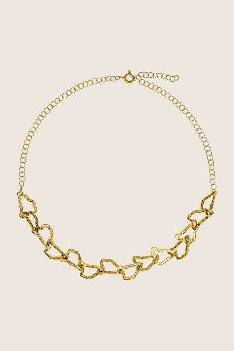Discover a unique choker-style necklace from UMIAR jewellery. Handcrafted from precious materials, this multidimensional design features links inspired by the contour lines of Monte Solaro. Distinguished by its sculptural structure and refined aesthetic, it beautifully accentuates the neckline. The adjustable extension ensures comfort and a perfect fit for any style.