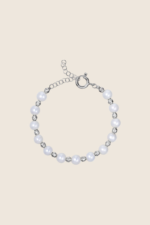 Discover the delicate bracelet from UMIAR Jewellery’s MÉLANGÉ collection, crafted from alternating natural pearls and small round beads. Its elegant design complements any outfit effortlessly. Made from high-quality materials, it is available in two versions: 925 sterling silver and 24k gold-plated silver. The MÉLANGÉ collection blends the ease of beaded jewellery with the refinement of pearls, gold and silver, creating perfect harmony in every detail.
