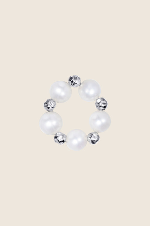 Discover the elastic ring by UMIAR Jewellery, handcrafted from natural pearls and beads. Available in 925 sterling silver and 24k gold-plated 925 silver. This design comes from the MÉLANGÉ collection, which blends playful ease with the refinement of premium materials. Add a stylish touch to your everyday elegance. Explore now!