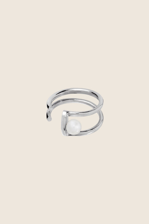 Discover the exceptional ring by UMIAR Jewellery, featuring doubled semicircles that gracefully embrace a natural pearl. Handcrafted in 925 sterling silver and 24k gold-plated silver, it beautifully blends thoughtful design with artisanal craftsmanship, pairing the softness of pearls with the character of silver and gold. Add an elegant touch to your everyday style. Explore now!