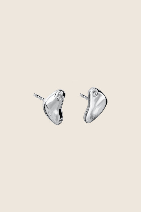 Discover the delicate stud earrings by UMIAR Jewellery, inspired by the topography of the island of Capri. Handcrafted in 925 sterling silver and 24k gold-plated sterling silver, each piece is set with 0.007 ct diamonds. A perfect blend of elegance and holiday lightness. Add a touch of Capri to your collection with UMIAR Jewellery!