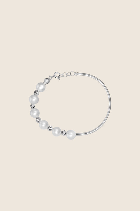 Discover the LINEA bracelet from UMIAR Jewellery’s MÉLANGÉ collection — a minimalist silver tube paired with natural pearls and small beads. Handcrafted in 925 sterling silver or 24k gold-plated silver, it blends the lightness of beaded jewellery with the refinement of precious materials. A subtle, elegant accent for any look.