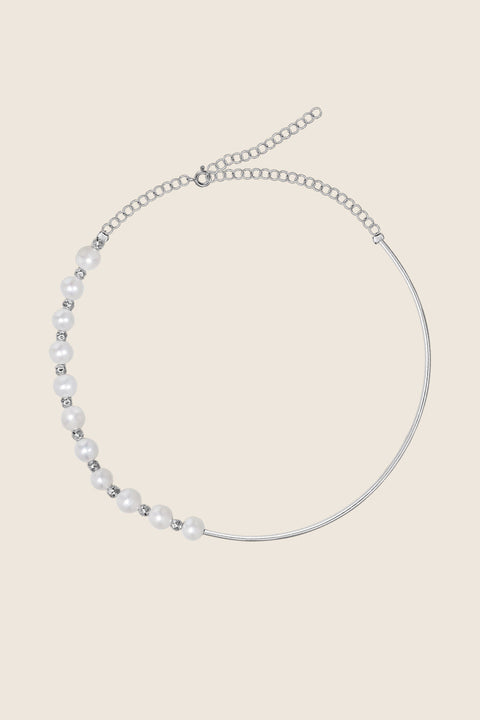 Discover refined elegance with this UMIAR Jewellery necklace that blends minimalism with subtle sophistication. Featuring a delicate silver tube combined with a strand of natural pearls and fine 925 silver beads, it embodies the essence of the MÉLANGÉ collection — a fusion of beaded jewellery’s freedom with the refinement of pearls, gold and silver. By mixing materials and styles, we create harmony and balance in every detail. Explore now and add a touch of luxury to your look!