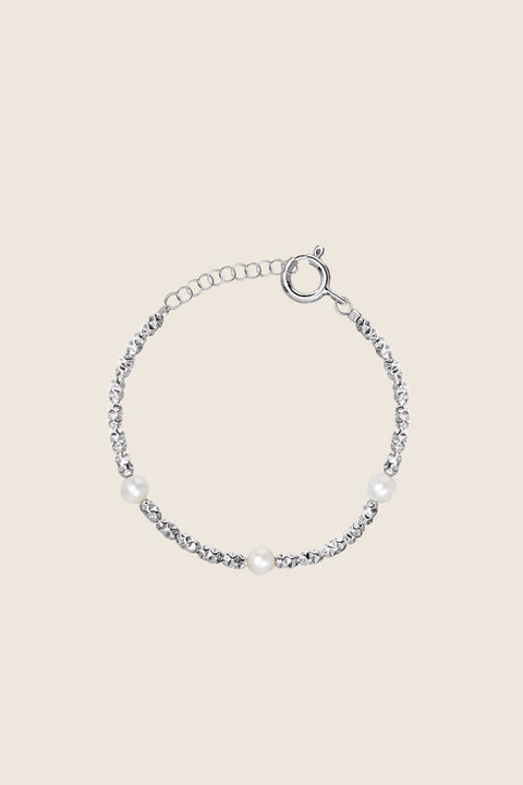 Discover the exceptional bracelet by UMIAR Jewellery, created from an alternating arrangement of silver beads with an irregular texture and natural pearls. Crafted from high-quality materials, it is available in two versions: 925 sterling silver and 24k gold-plated silver. This design comes from the MÉLANGÉ collection, which blends the carefree character of beaded jewellery with the refinement of pearls, gold and silver — achieving harmony between all elements, in other words: umiar.