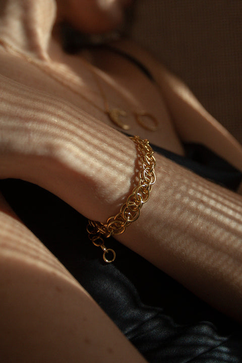 Discover this meticulously hand-woven chain bracelet crafted from delicate links. Made in 925 sterling silver or 24k gold-plated silver. Part of the WIĘZI collection, it draws inspiration from the emotions that connect us — expressed through airy structures and hand-woven chains that symbolize unity, connection and beauty.