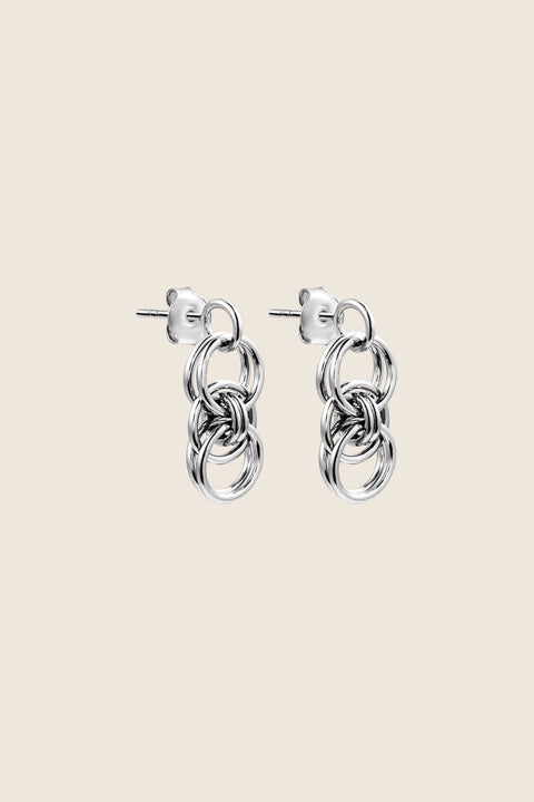 Discover the beauty of simplicity and elegance with these unique earrings from the WIĘZI collection by UMIAR Jewellery. Handcrafted from high-quality materials — 925 sterling silver and 24k gold-plated silver — these chain-style earrings radiate harmony and deep emotion. Inspired by traditional artisanal techniques, the WIĘZI collection is a tribute to the connections that create something truly exceptional and beautiful.