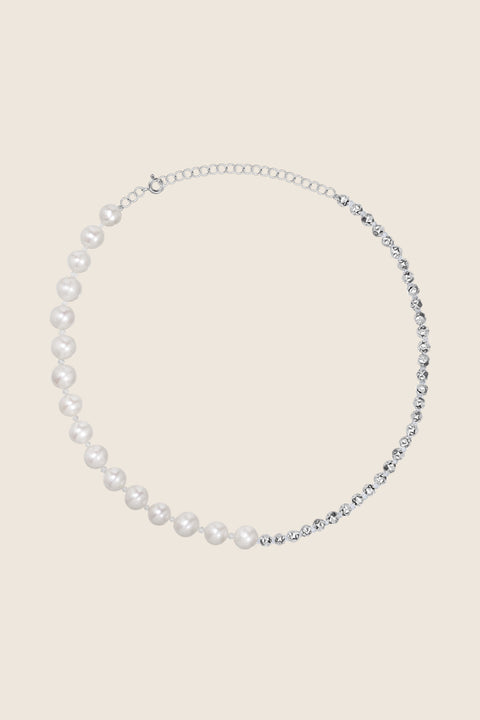 Discover the elegant necklace from UMIAR Jewellery’s MÉLANGÉ collection. Handcrafted from natural pearls, fine beads and rock crystals, it blends the carefree character of beaded jewellery with the refinement of pearls, gold and silver. Perfect for any styling, this distinctive necklace harmoniously combines materials and shapes, adding sophistication and shine. Order now and elevate your elegance!