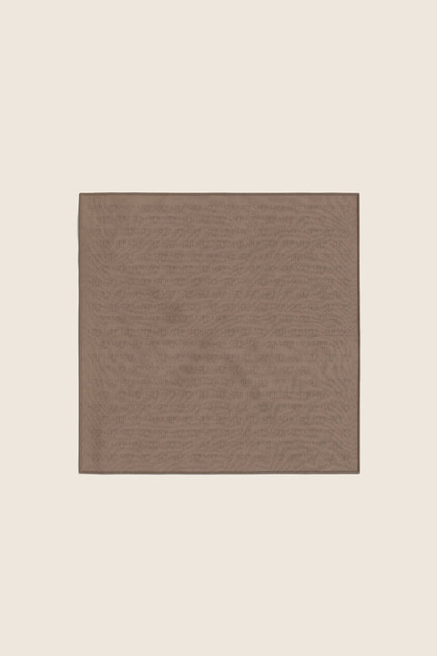 Discover the silk scarf with an original UMIAR Jewellery design. Its caramel-brown colour palette adds a touch of elegance. Crafted from 100% silk twill, this unique scarf makes a perfect, beautifully packaged gift. Experience the blend of thoughtful design and refined craftsmanship in UMIAR’s distinctive creations.