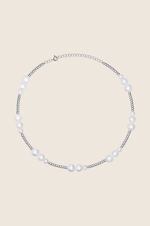 Elevate your style with the TALONA necklace from UMIAR Jewellery’s MÉLANGÉ collection. Handcrafted from irregular silver beads and natural pearls, it offers a refined yet effortless charm that suits any look. Available in 925 sterling silver and 24k gold-plated silver, this design blends the lightness of beaded jewellery with the sophistication of premium materials. Explore the harmony and balance that define MÉLANGÉ.