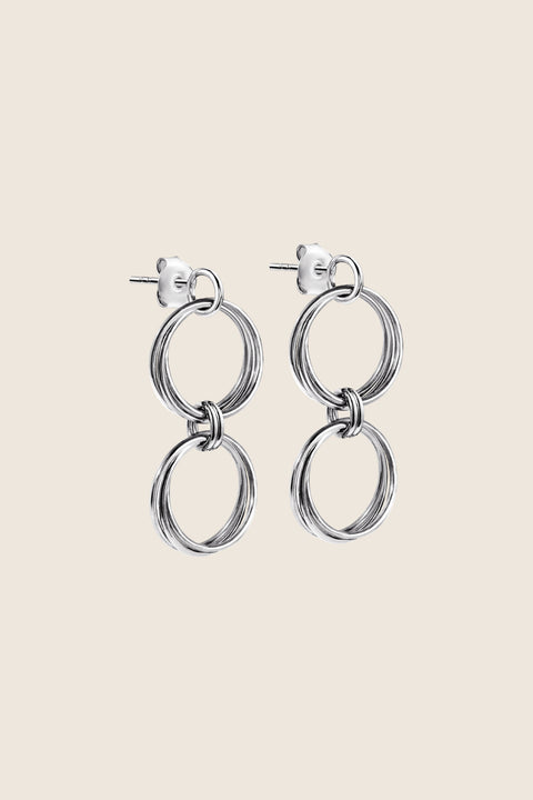 Discover elegant chain-style earrings, hand-woven from delicate links and crafted from premium materials: 925 sterling silver and 24k gold-plated silver. Part of UMIAR Jewellery’s WIĘZI collection — inspired by the desire to create unifying emotions — these earrings are designed for both her and him, celebrating the connections that form something whole and beautiful.