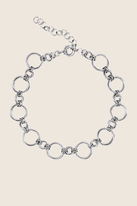 Enhance your style with the TELA choker from UMIAR Jewellery’s WIĘZI collection. Handcrafted from hundreds of delicate links, it offers subtle elegance and a perfect 42 cm fit around the neck. Available in 925 sterling silver or 24k gold-plated silver, it blends traditional craftsmanship with modern design — a unisex piece celebrating meaningful connections.