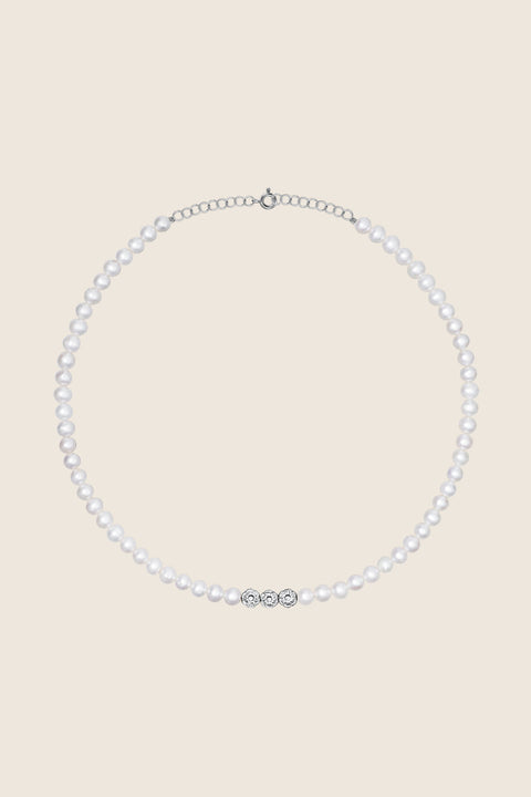 Discover the extraordinary natural-pearl necklace from UMIAR Jewellery. Crafted from smooth, spherical pearls and adorned with three delicate flower-shaped beads, this piece is both classic and elegant — perfect for everyday wear as well as special occasions. Part of the MÉLANGÉ collection, it blends the lightness of beaded jewellery with the refinement of pearls, silver and gold, embodying true harmony and balance in design. Add this timeless accent to your wardrobe today!