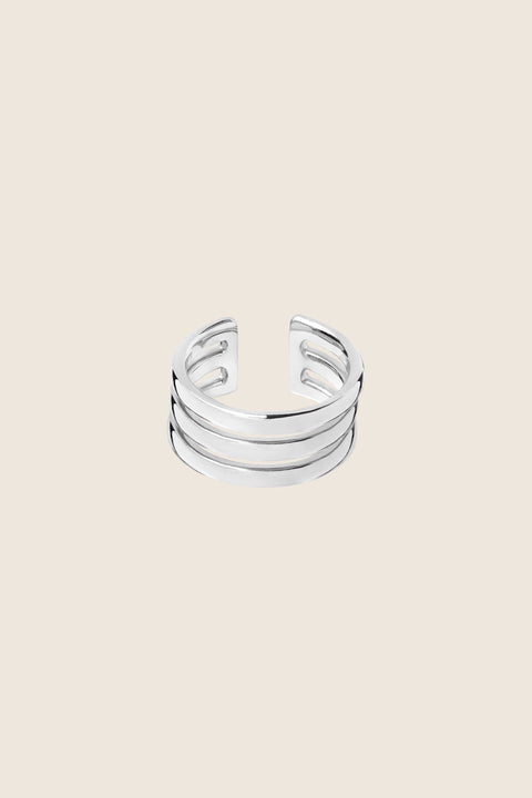 Discover the elegant ring by UMIAR Jewellery, crafted from three interconnected bands in 925 sterling silver and 24k gold-plated silver. Its versatile design allows you to wear it in two ways — with the opening at the front or at the back. Handcrafted with a blend of design and craftsmanship, where inspiration meets creation. Add distinctive character and refined elegance to your jewellery collection. Order now!