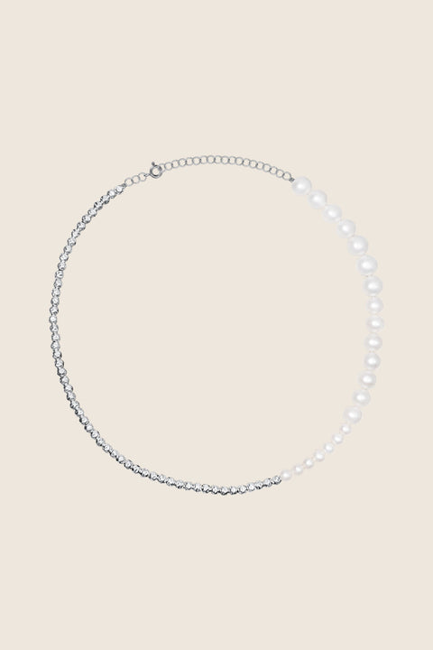Discover elegance with UMIAR Jewellery through a necklace that combines irregularly textured silver beads with natural pearls arranged in a gentle gradient — from smaller to larger. Entirely handcrafted in 925 sterling silver or 24k gold-plated sterling silver. A design from the MÉLANGÉ collection, which blends the freedom of beaded jewellery with the sophistication of pearls, gold and silver. We mix materials and styles to achieve harmony in every detail. Add a touch of luxury to your look today!