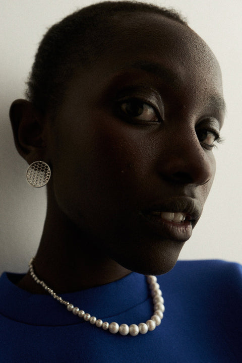 Discover elegance with UMIAR Jewellery through a necklace that combines irregularly textured silver beads with natural pearls arranged in a gentle gradient — from smaller to larger. Entirely handcrafted in 925 sterling silver or 24k gold-plated sterling silver. A design from the MÉLANGÉ collection, which blends the freedom of beaded jewellery with the sophistication of pearls, gold and silver. We mix materials and styles to achieve harmony in every detail. Add a touch of luxury to your look today!