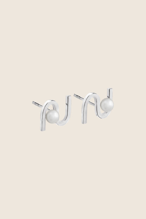 UMIAR Jewellery presents elegant stud earrings in the form of a wave-inspired monogram embracing a natural pearl. Their distinctive design catches the eye and adds a refined touch to any look. Each pair is handcrafted from high-quality materials: 925 sterling silver and 24k gold-plated 925 silver. A design where craftsmanship meets creativity, and inspiration transforms into creation.