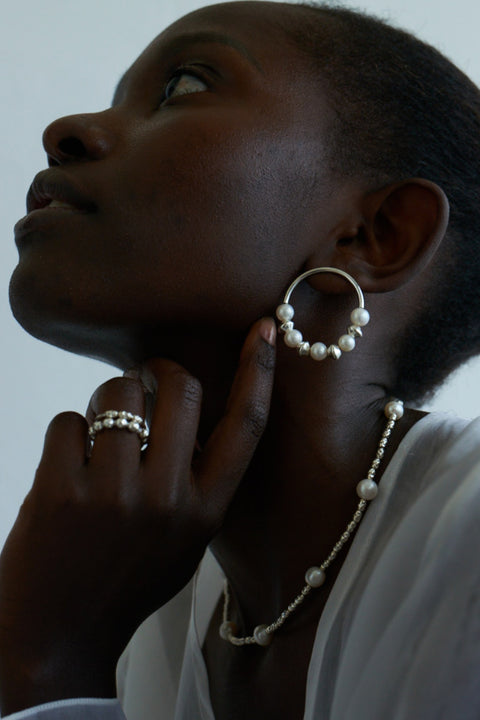 Discover the extraordinary necklace by UMIAR Jewellery, combining irregularly textured silver beads with delicate natural pearls. This piece radiates elegance and distinctive style, beautifully highlighting your personal character. Available in two versions: 925 sterling silver and 24k gold-plated 925 silver. Treat yourself to a touch of luxury — a unique addition to your jewellery collection. Shop now!