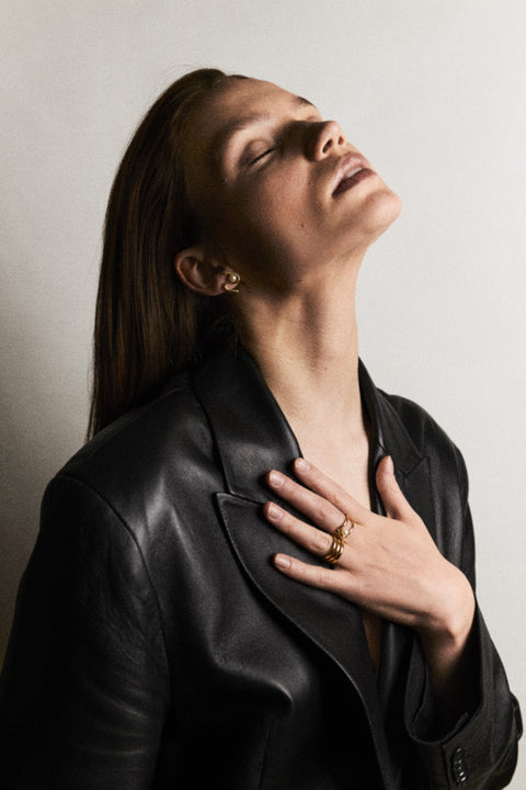 UMIAR Jewellery presents elegant stud earrings in the form of a wave-inspired monogram embracing a natural pearl. Their distinctive design catches the eye and adds a refined touch to any look. Each pair is handcrafted from high-quality materials: 925 sterling silver and 24k gold-plated 925 silver. A design where craftsmanship meets creativity, and inspiration transforms into creation.