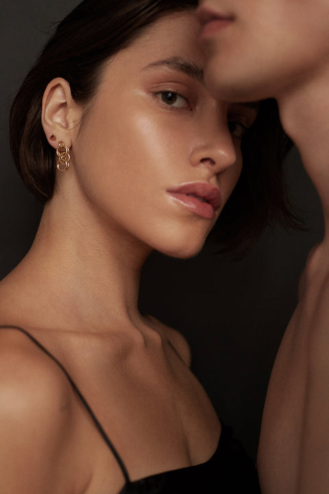 Discover the beauty of simplicity and elegance with these unique earrings from the WIĘZI collection by UMIAR Jewellery. Handcrafted from high-quality materials — 925 sterling silver and 24k gold-plated silver — these chain-style earrings radiate harmony and deep emotion. Inspired by traditional artisanal techniques, the WIĘZI collection is a tribute to the connections that create something truly exceptional and beautiful.