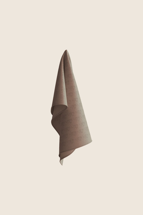 Discover the silk scarf with an original UMIAR Jewellery design. Its caramel-brown colour palette adds a touch of elegance. Crafted from 100% silk twill, this unique scarf makes a perfect, beautifully packaged gift. Experience the blend of thoughtful design and refined craftsmanship in UMIAR’s distinctive creations.