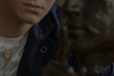 Discover the elegant lapel pin from UMIAR Jewellery, finished with a rosette woven from delicate links. Perfect for a jacket lapel or buttonhole — ideal for weddings, evening occasions or the office. Handcrafted in 925 sterling silver or 24k gold-plated silver. A subtle way to elevate your style and elegance!