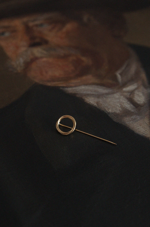 Discover the elegant lapel pin from UMIAR Jewellery, finished with a rosette woven from delicate links. Perfect for a jacket lapel or buttonhole — ideal for weddings, evening occasions or the office. Handcrafted in 925 sterling silver or 24k gold-plated silver. A subtle way to elevate your style and elegance!
