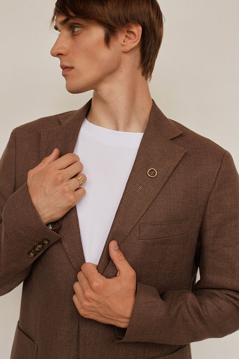 Discover the elegant lapel pin from UMIAR Jewellery, finished with a rosette woven from delicate links. Perfect for a jacket lapel or buttonhole — ideal for weddings, evening occasions or the office. Handcrafted in 925 sterling silver or 24k gold-plated silver. A subtle way to elevate your style and elegance!