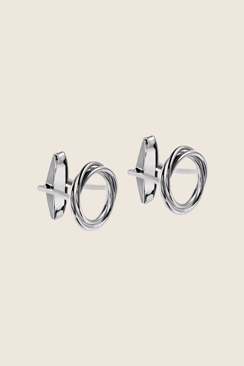 UMIAR Jewellery presents elegant cufflinks featuring intricately woven links with a 15 mm decorative element. A timeless accessory for men’s, women’s and wedding shirts, adding sophistication and refined style to any formal outfit. Handcrafted in 925 sterling silver or 24k gold-plated silver. Perfect for special occasions!