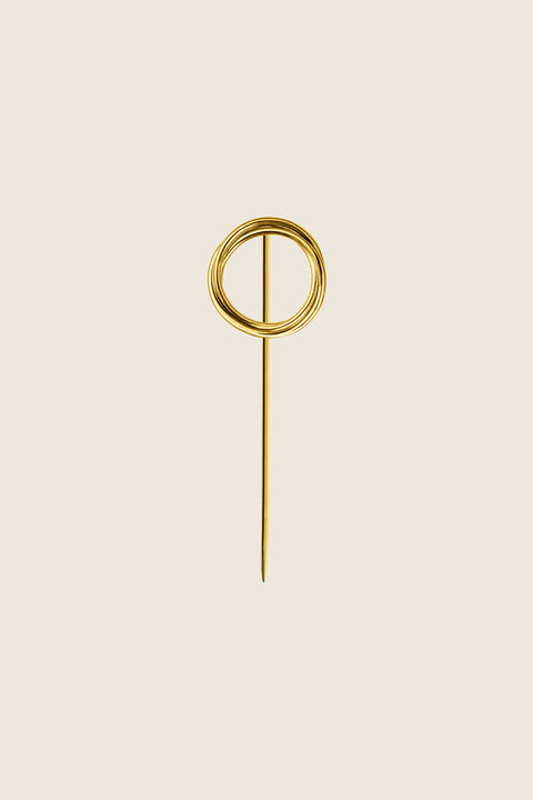 Discover the elegant lapel pin from UMIAR Jewellery, finished with a rosette woven from delicate links. Perfect for a jacket lapel or buttonhole — ideal for weddings, evening occasions or the office. Handcrafted in 925 sterling silver or 24k gold-plated silver. A subtle way to elevate your style and elegance!