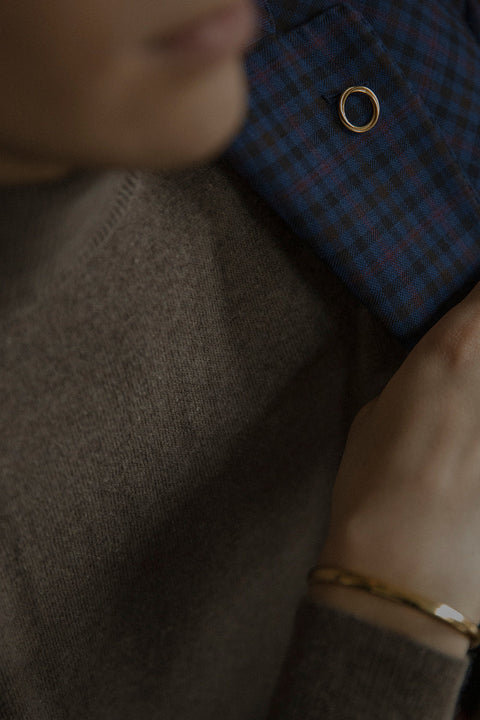Discover the elegant lapel pin from UMIAR Jewellery, finished with a rosette woven from delicate links. Perfect for a jacket lapel or buttonhole — ideal for weddings, evening occasions or the office. Handcrafted in 925 sterling silver or 24k gold-plated silver. A subtle way to elevate your style and elegance!