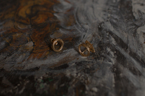 UMIAR Jewellery presents elegant cufflinks featuring intricately woven links with a 15 mm decorative element. A timeless accessory for men’s, women’s and wedding shirts, adding sophistication and refined style to any formal outfit. Handcrafted in 925 sterling silver or 24k gold-plated silver. Perfect for special occasions!