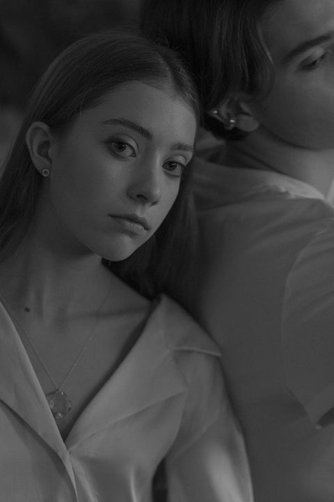 Discover the small, delicate stud earrings shaped as a rosette woven from tiny links, handcrafted from premium materials: 925 sterling silver and 24k gold-plated silver. Part of UMIAR Jewellery’s WIĘZI collection — inspired by the desire to create unifying emotions — these earrings are designed for both her and him, celebrating the connections that form something whole and beautiful.