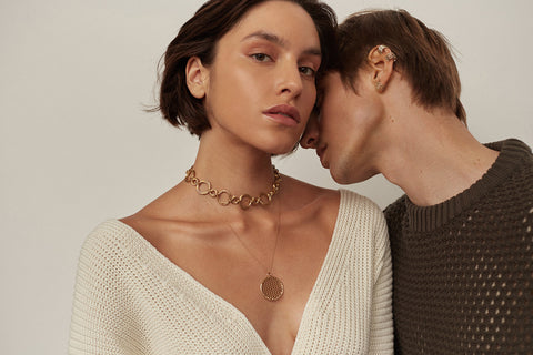 Enhance your style with the TELA choker from UMIAR Jewellery’s WIĘZI collection. Handcrafted from hundreds of delicate links, it offers subtle elegance and a perfect 42 cm fit around the neck. Available in 925 sterling silver or 24k gold-plated silver, it blends traditional craftsmanship with modern design — a unisex piece celebrating meaningful connections.