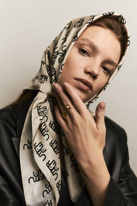 Discover the elegant ring by UMIAR Jewellery, crafted from three interconnected bands in 925 sterling silver and 24k gold-plated silver. Its versatile design allows you to wear it in two ways — with the opening at the front or at the back. Handcrafted with a blend of design and craftsmanship, where inspiration meets creation. Add distinctive character and refined elegance to your jewellery collection. Order now!