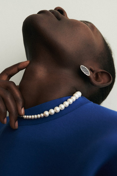 Discover elegance with UMIAR Jewellery through a necklace that combines irregularly textured silver beads with natural pearls arranged in a gentle gradient — from smaller to larger. Entirely handcrafted in 925 sterling silver or 24k gold-plated sterling silver. A design from the MÉLANGÉ collection, which blends the freedom of beaded jewellery with the sophistication of pearls, gold and silver. We mix materials and styles to achieve harmony in every detail. Add a touch of luxury to your look today!