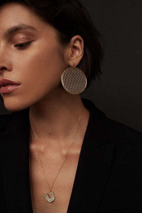 Add a touch of elegance to your collection with UMIAR jewelry. This U-shaped necklace with a hammered finish is handcrafted from 925 sterling silver or 925 sterling silver plated with 24-karat gold. Part of the WIĘZI Collection, it draws on traditional craftsmanship and open-work detailing. A unisex design created to celebrate meaningful connections.