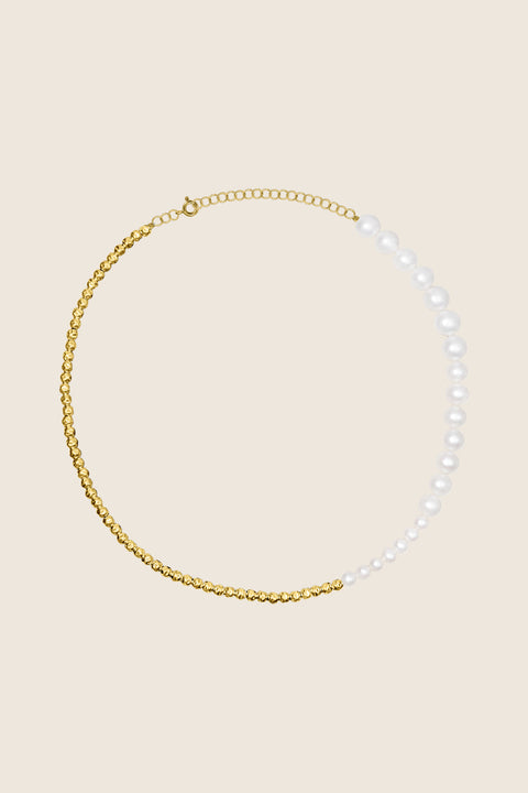 Discover elegance with UMIAR Jewellery through a necklace that combines irregularly textured silver beads with natural pearls arranged in a gentle gradient — from smaller to larger. Entirely handcrafted in 925 sterling silver or 24k gold-plated sterling silver. A design from the MÉLANGÉ collection, which blends the freedom of beaded jewellery with the sophistication of pearls, gold and silver. We mix materials and styles to achieve harmony in every detail. Add a touch of luxury to your look today!