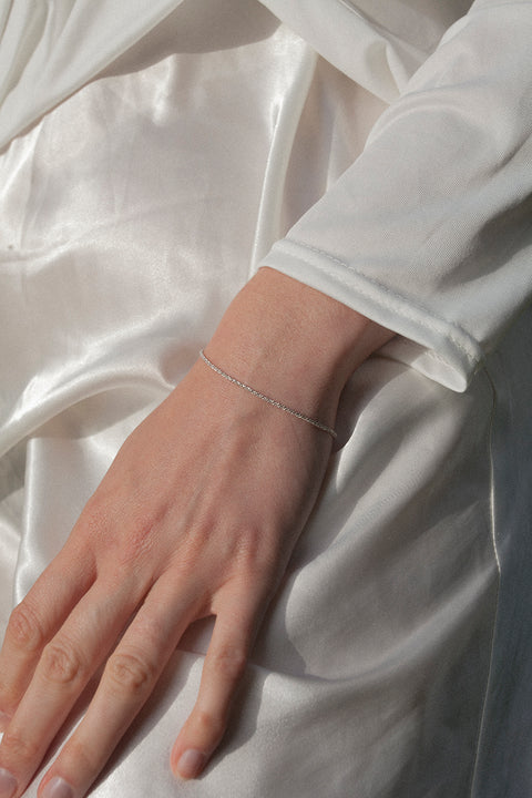 A delicate bracelet made from a finely crafted chain of closely set links, offering subtle elegance and timeless appeal. Featuring a total length of 19.5 cm with a 3 cm adjustable extension, it ensures a perfect fit and effortless everyday wear. Discover refined minimalism by UMIAR jewelry.