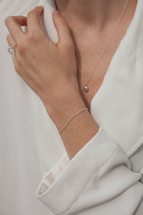 A delicate bracelet made from a finely crafted chain of closely set links, offering subtle elegance and timeless appeal. Featuring a total length of 19.5 cm with a 3 cm adjustable extension, it ensures a perfect fit and effortless everyday wear. Discover refined minimalism by UMIAR jewelry.