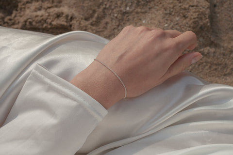A delicate bracelet made from a finely crafted chain of closely set links, offering subtle elegance and timeless appeal. Featuring a total length of 19.5 cm with a 3 cm adjustable extension, it ensures a perfect fit and effortless everyday wear. Discover refined minimalism by UMIAR jewelry.