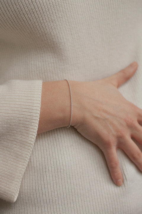 A delicate bracelet made from a finely crafted chain of closely set links, offering subtle elegance and timeless appeal. Featuring a total length of 19.5 cm with a 3 cm adjustable extension, it ensures a perfect fit and effortless everyday wear. Discover refined minimalism by UMIAR jewelry.