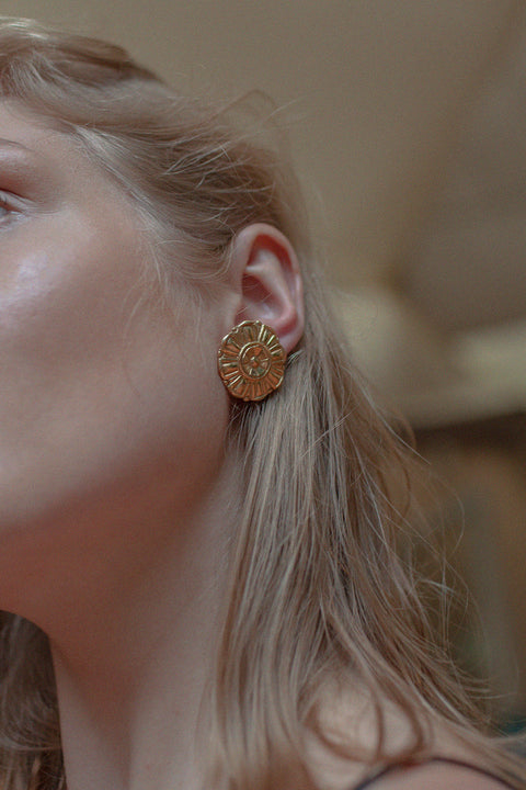 Large floral stud earrings designed to make an elegant statement. Featuring a 27 mm diameter, their decorative form transitions effortlessly from day to evening wear. A versatile design that combines bold expression with refined style. Discover statement elegance by UMIAR jewelry.