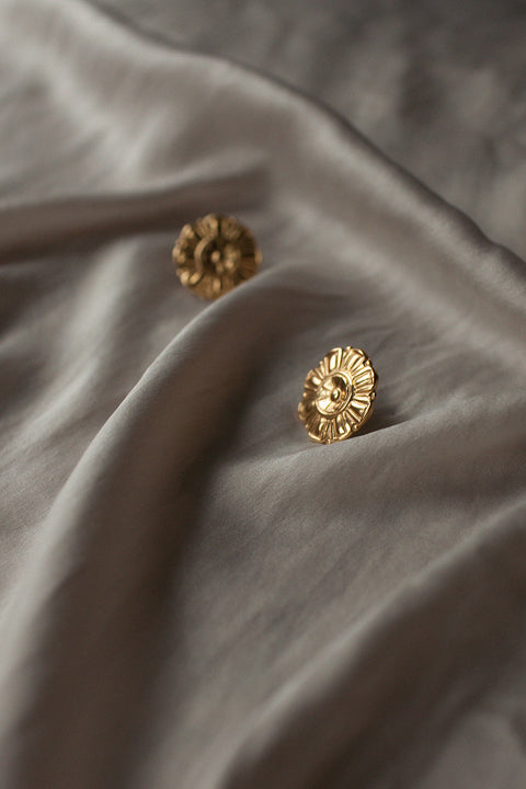 Large floral stud earrings designed to make an elegant statement. Featuring a 27 mm diameter, their decorative form transitions effortlessly from day to evening wear. A versatile design that combines bold expression with refined style. Discover statement elegance by UMIAR jewelry.