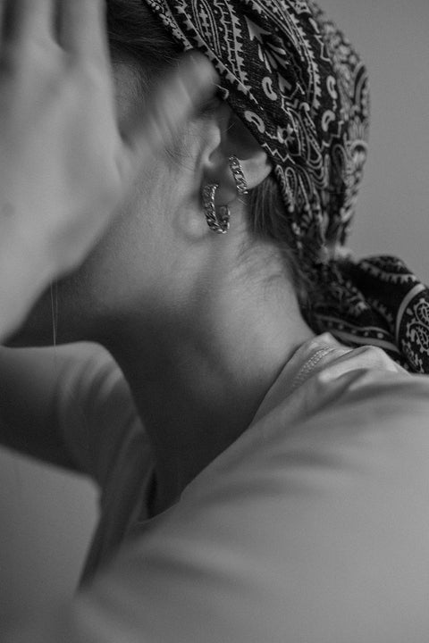 A statement ear cuff inspired by the texture of a bold men’s chain. With a 25 mm diameter, it brings a strong, modern edge to any outfit, adding character and style without the need for piercing. Discover expressive design and confident elegance by UMIAR jewelry.